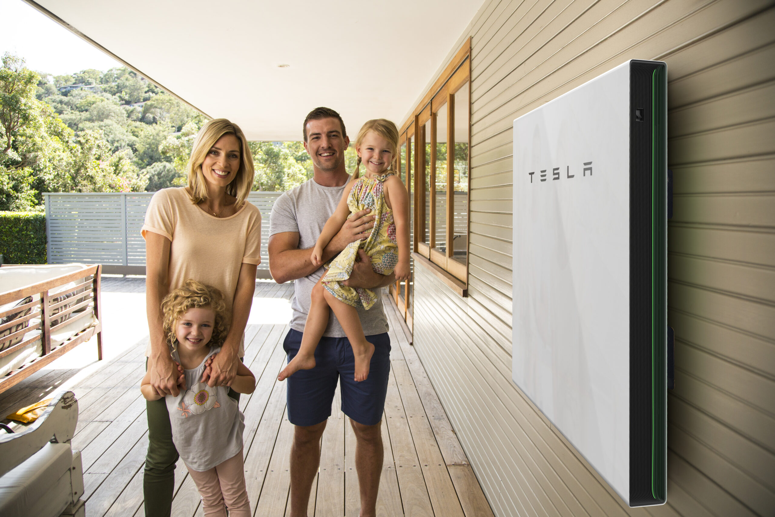 Tesla Powerwall 2_With Family_R